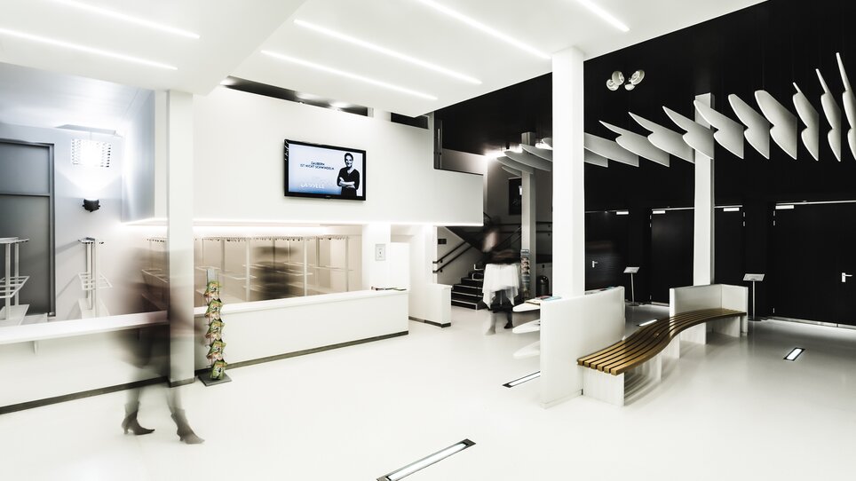 Moderne Lobby im Next Liberty mit offenem Raumkonzept. Helle, großzügige Gestaltung, ideal für Tagungen und Konferenzen. | © Lupi Spuma, art & event