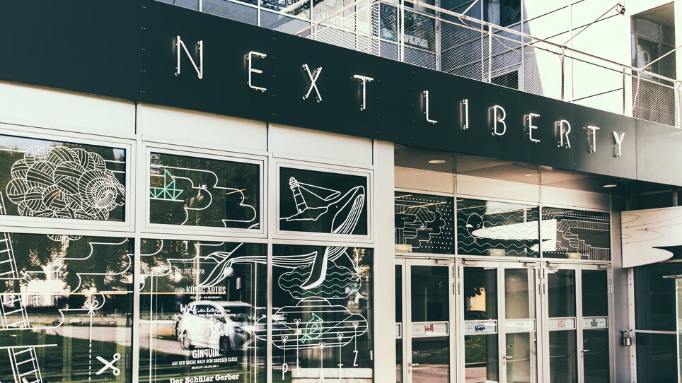 Modernes Veranstaltungszentrum in Graz mit lichtdurchfluteten Eingängen und flexibler Raumnutzung für Tagungen und Konferenzen. | © Next Liberty, Lupi Spuma