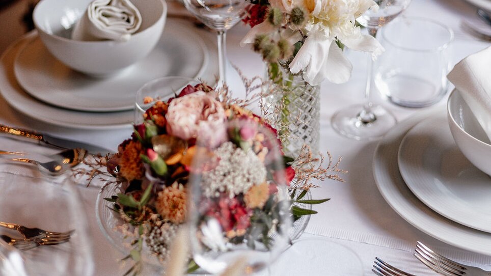 Elegante Tischdekoration mit Blumen, Gläsern und Geschirr im Palais St. Georg. | © Palais St. Georg
