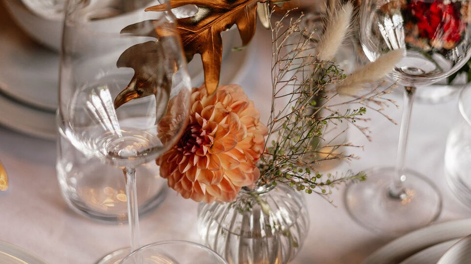 Elegante Tischdekoration mit Blumen und Gläsern im Palais St. Georg. | © Palais St. Georg