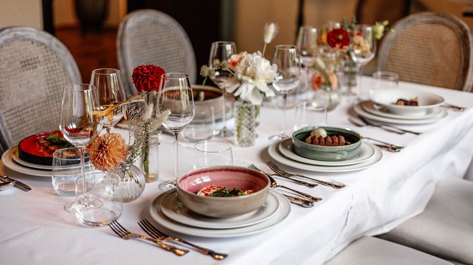 Elegante gedeckte Tafel mit Geschirr und Blumenarrangement im Palais St. Georg. | © Palais St. Georg