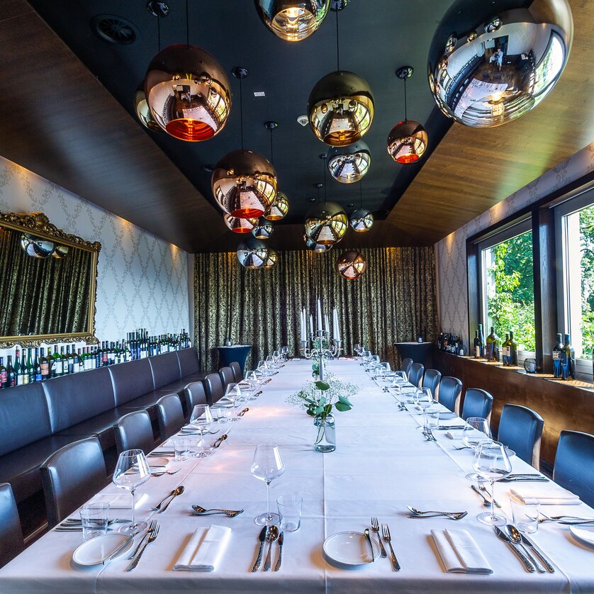 Das Restaurant SCHLOSSBERG bietet eine elegante Meetinglocation mit großzügigem Raum, hoher Decke und moderner Ausstattung. Die lichtdurchflutete Anordnung schafft eine ansprechende Atmosphäre für Veranstaltungen. | © Restaurant SCHLOSSBERG - Paul Stajan