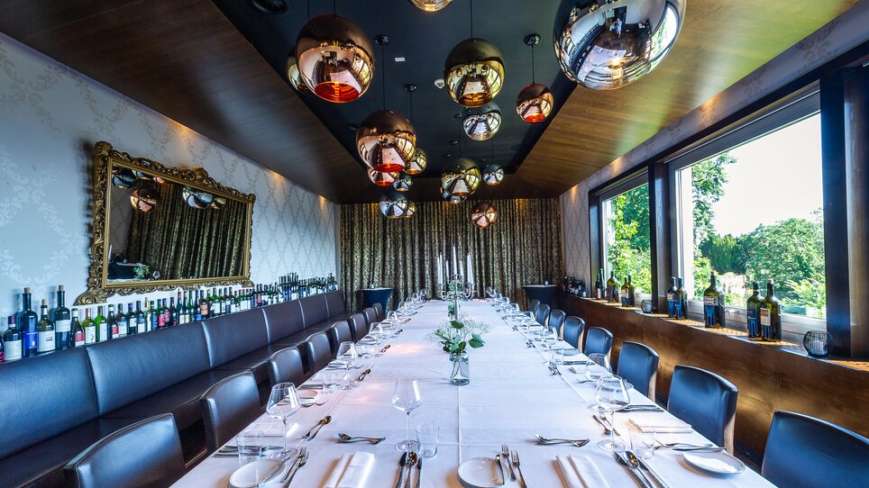 Das Restaurant SCHLOSSBERG bietet eine elegante Meetinglocation mit großzügigem Raum, hoher Decke und moderner Ausstattung. Die lichtdurchflutete Anordnung schafft eine ansprechende Atmosphäre für Veranstaltungen. | © Restaurant SCHLOSSBERG - Paul Stajan