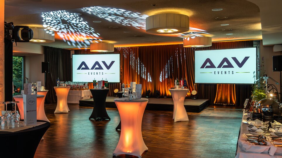 Elegant eingerichteter Veranstaltungsraum im Restaurant SCHLOSSBERG für Konferenzen und Business-Events. Modernes Design mit optimaler technischer Ausstattung. | © AAV Group
