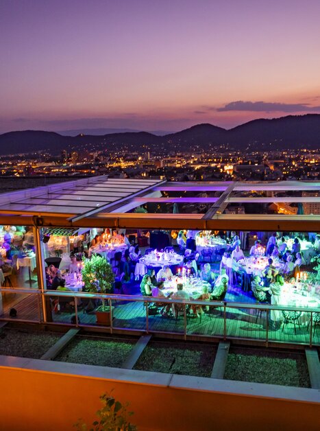 The Restaurant SCHLOSSBERG features modern architecture with elegant furnishings and a panoramic view over Graz. Ideal for business trips and meetings. | © Restaurant SCHLOSSBERG - Werner Krug