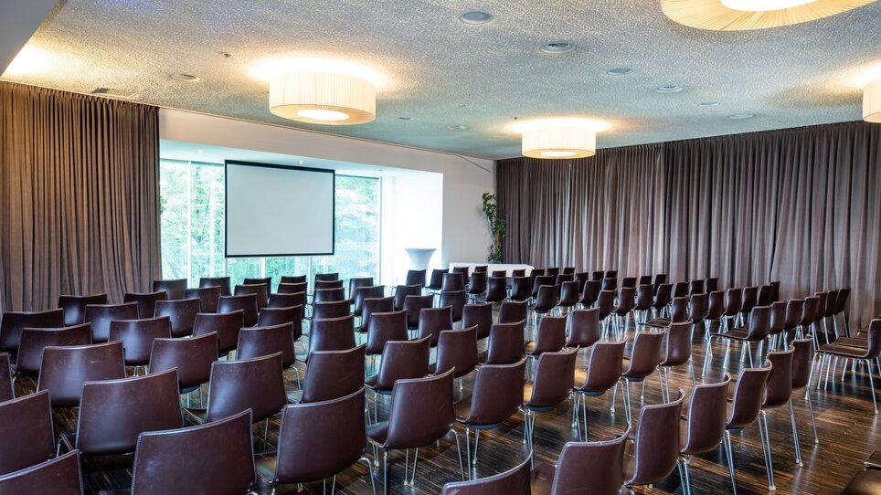 Heller Tagungsraum im Restaurant SCHLOSSBERG ant mit flexibler Bestuhlung für Konferenzen. Der Raum bietet technisches Equipment und große Fenster für viel Tageslicht. | © Restaurant SCHLOSSBERG - Werner Krug