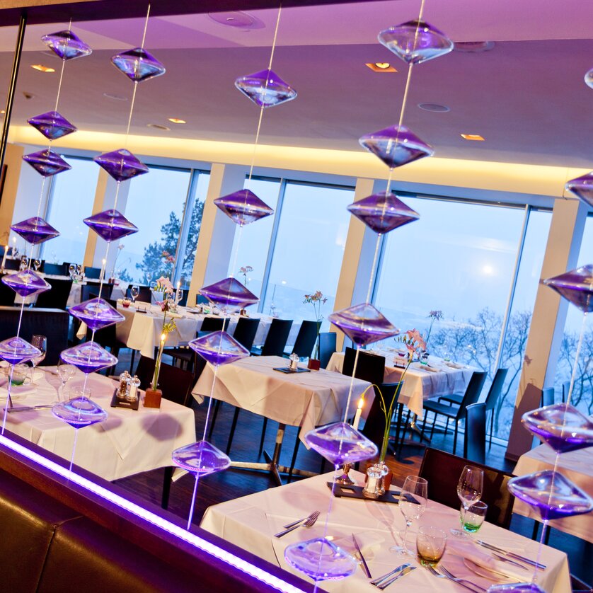 Modern interior with table arrangement, large windows, and lighting in the Restaurant SCHLOSSBERG. Ideal for conferences and business meetings. | © Restaurant SCHLOSSBERG