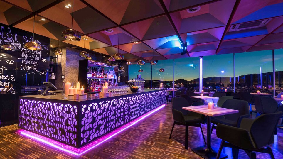 Elegantes Restaurant mit modernem, lichtdurchflutetem Ambiente. Die stilvollen Tische und die kreative Beleuchtung laden zu geschäftlichen Events in Graz ein. | © Restaurant SCHLOSSBERG - Werner Krug