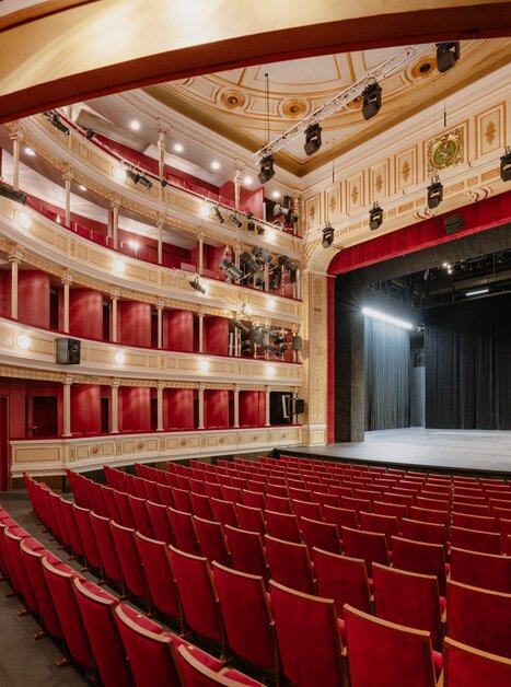 Blick ins Innere eines eleganten Theaters mit rotem Samt. | © Lex Karelly