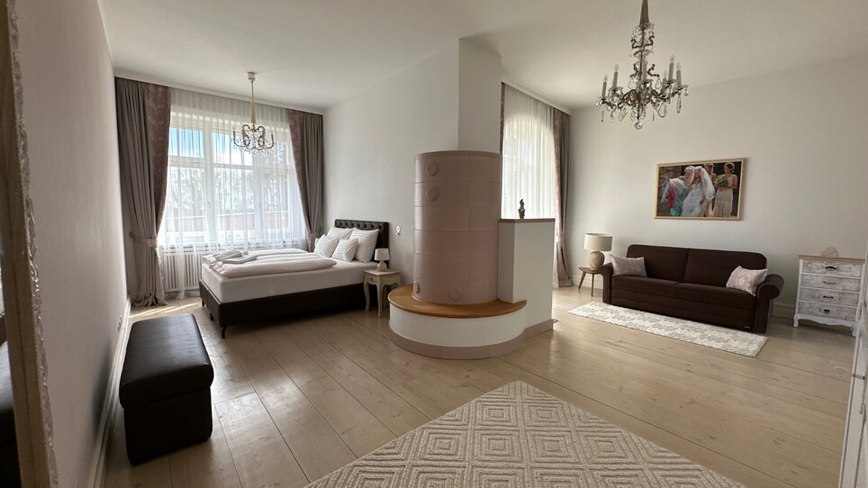 Schönes Schlafzimmer mit Tageslicht im Schloss Vasoldsberg. | © Schloss Vasoldsberg