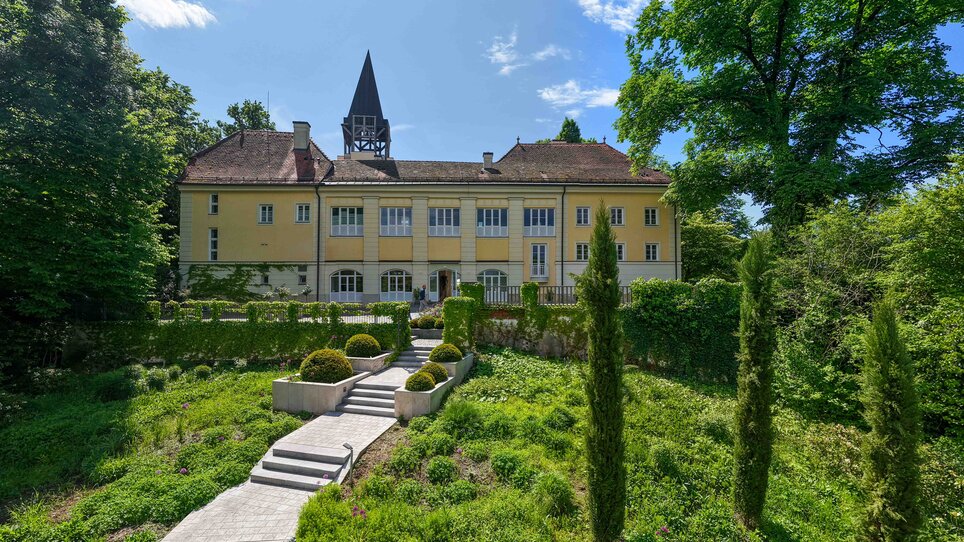 Schloss Vasoldsberg umgeben von Wäldern | © FOTO LUKArt