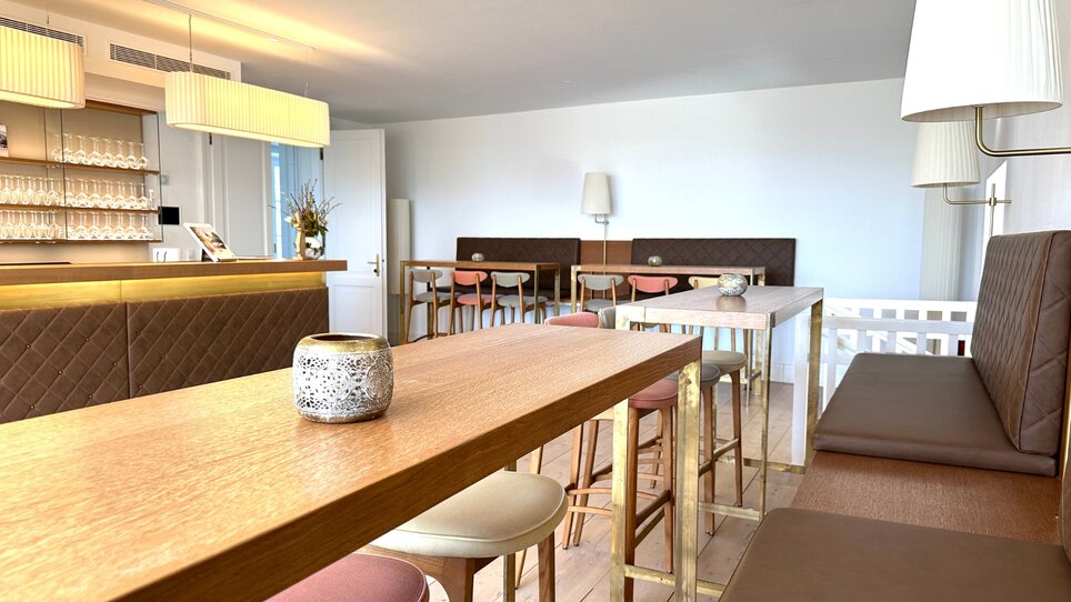 Elegante Bar mit Sitzmöglichkeiten für Business-Events in Graz. | © Schloss Vasoldsberg