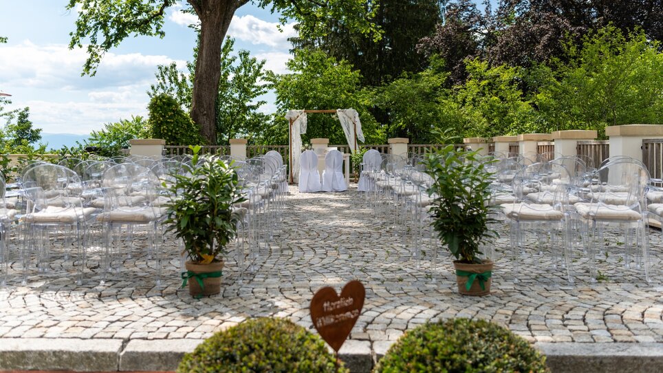 Elegante Gartenhochzeit mit durchsichtigen Stühlen und Blumendekorationen. | © Kurt Elmleitner Fotografie