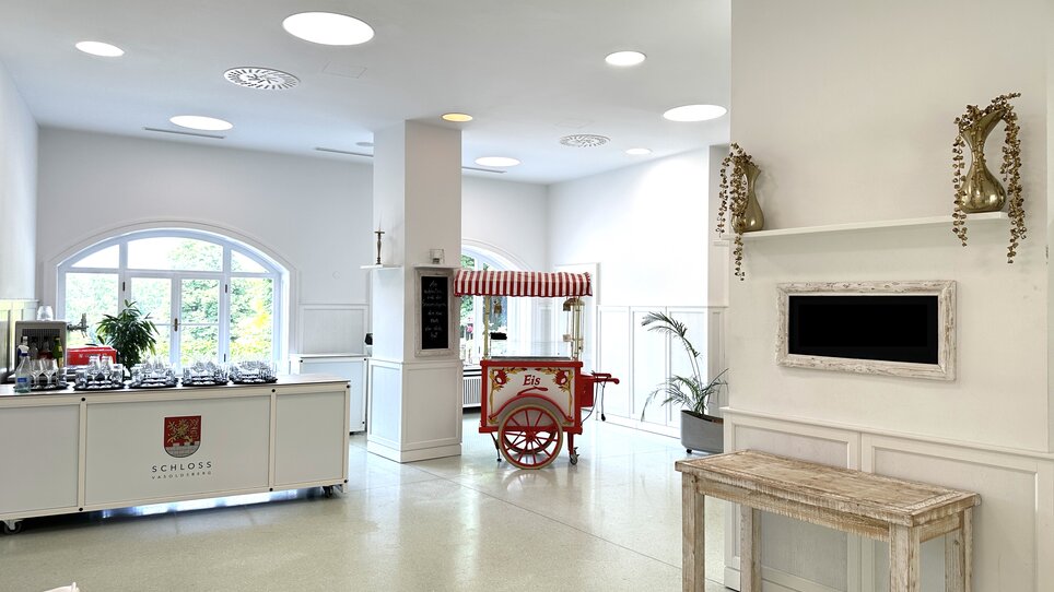 Ein heller, moderner Veranstaltungsraum im Schloss Vasoldsberg mit einem Eiskarren. | © Schloss Vasoldsberg