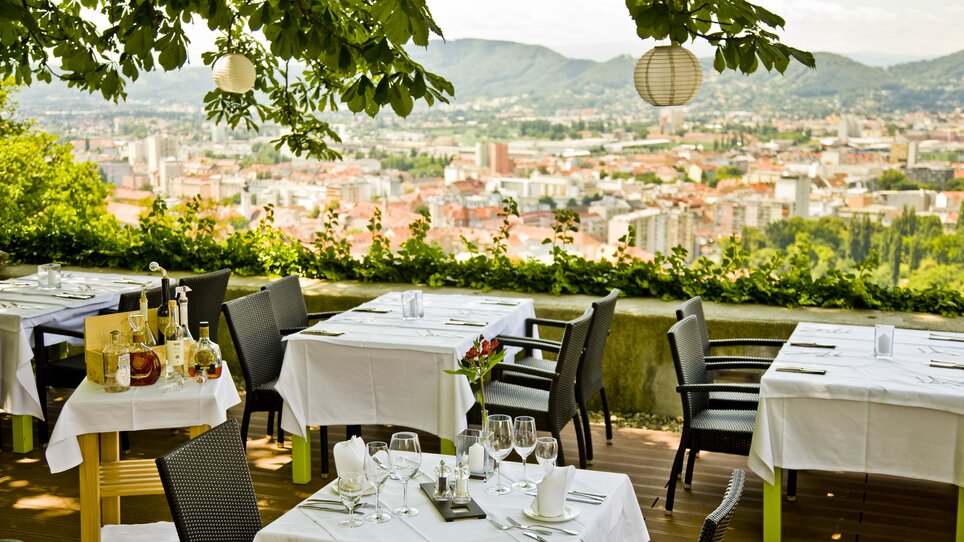 Das Schlossberg Restaurant in Graz bietet einen traumhaften Blick über die Stadt. Die Terrasse ist modern möbliert und ideal für Veranstaltungen. | © Schlossberg Restaurant - Werner Krug