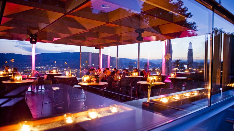 Das Schlossberg Restaurant bietet eine moderne Architektur mit einer großzügigen Terrasse und stilvoller Möblierung. Die Lichtverhältnisse und die Atmosphäre sind ideal für Veranstaltungen und Konferenzen in Graz. | © Schlossberg Restaurant - Werner Krug