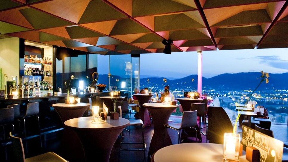 Das Schlossberg Restaurant bietet eine moderne, elegante Atmosphäre mit Blick über Graz. Es verfügt über eine stilvolle Möblierung und eignet sich ideal für Tagungen und Business-Events. | © Schlossberg Restaurant - Werner Krug