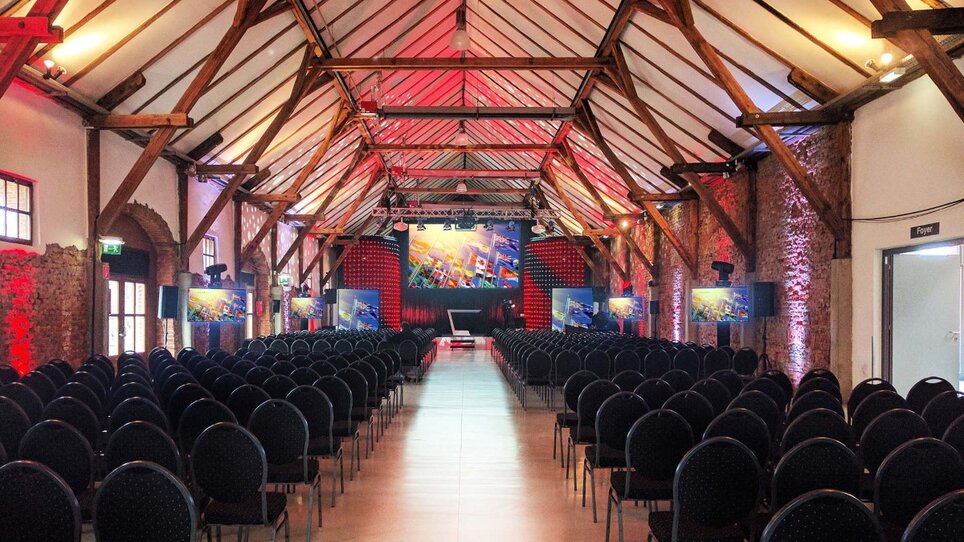 Innenansicht des Veranstaltungszentrums mit Stuhlreihen für eine Tagung in Graz. | © Seifenfabrik Veranstaltungszentrum