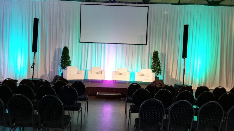 Moderne Tagungsstätte in Graz mit Sitzgelegenheiten und Bildschirm. | © Seifenfabrik Veranstaltungszentrum