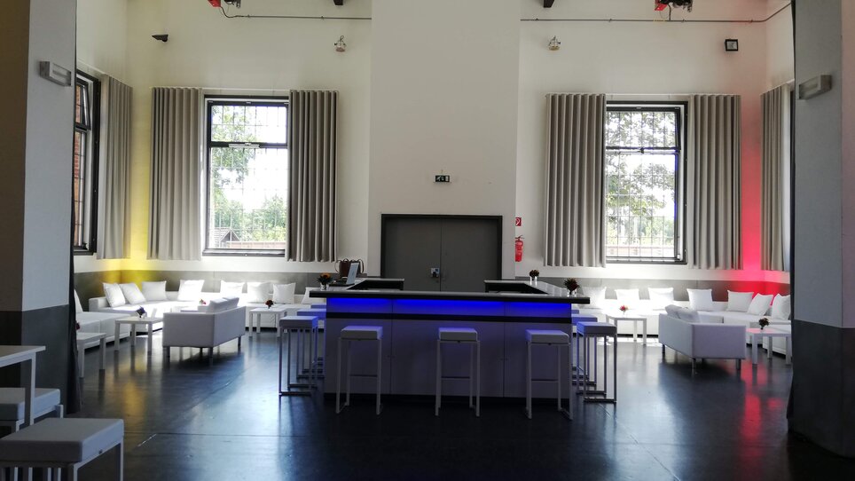 Ein moderner Veranstaltungsort in der Seifenfabrik Graz mit Lounge-Bereich und Bar für geschäftliche Anlässe. | © Seifenfabrik Veranstaltungszentrum