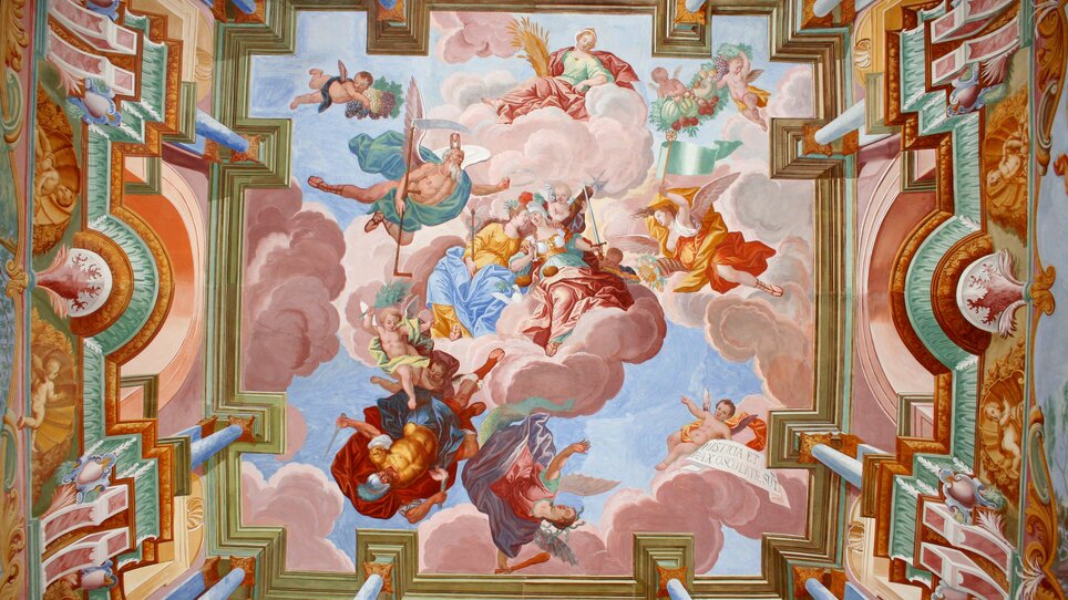 Der beeindruckende Deckenfresko im Stift Rein zeigt lebendige Farben und meisterhafte Details. Die hohe Decke mit eindrucksvollem Licht schafft eine festliche Atmosphäre.