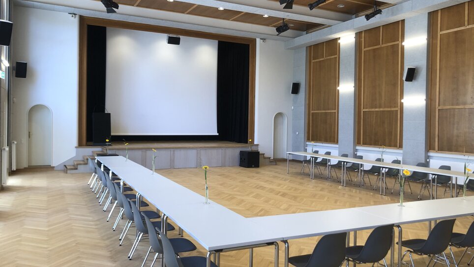 Spacious meeting room with a stage, ideal for conferences and events. | © Universalmuseum Joanneum - G. Filzwieser