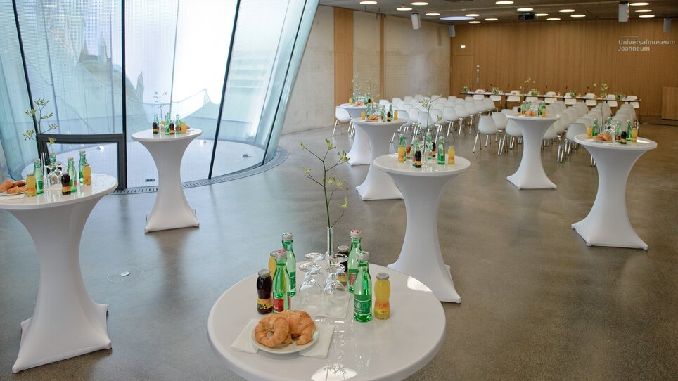 A stylish conference room in Graz featuring tables and drinks. | © Universalmuseum Joanneum - N. Lackner