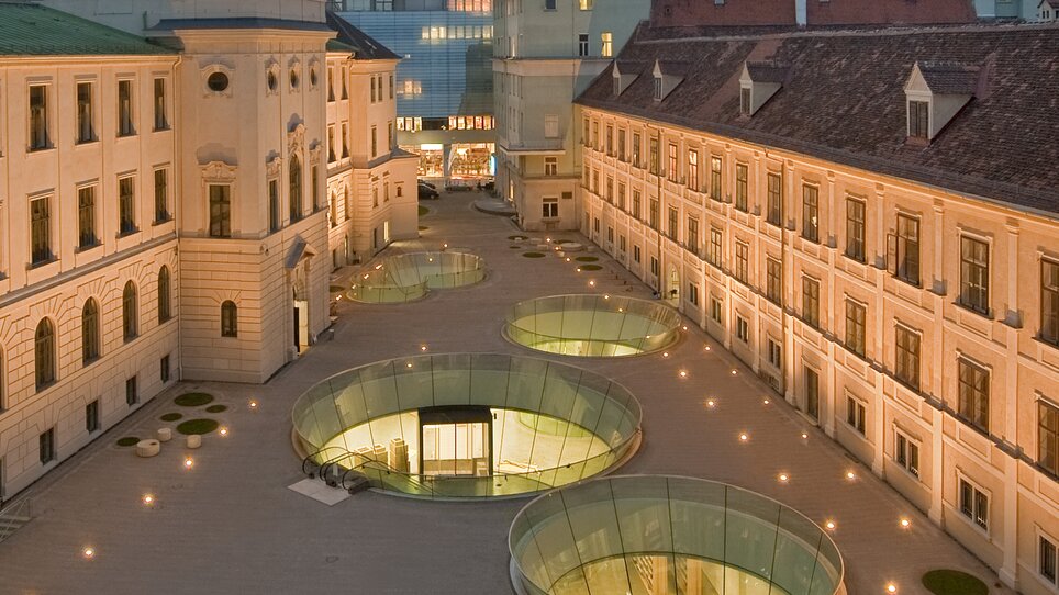 Der Innenhof eines modernen Gebäudes in Graz, umgeben von klassischer Architektur. | © Universalmuseum Joanneum - N. Lackner