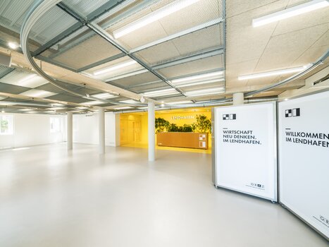 Moderne Eventlocation im Lendhafen mit flexibler Anordnung, hohen Decken und viel Licht. Ideal für Konferenzen und Networking. | © Lupi Spuma