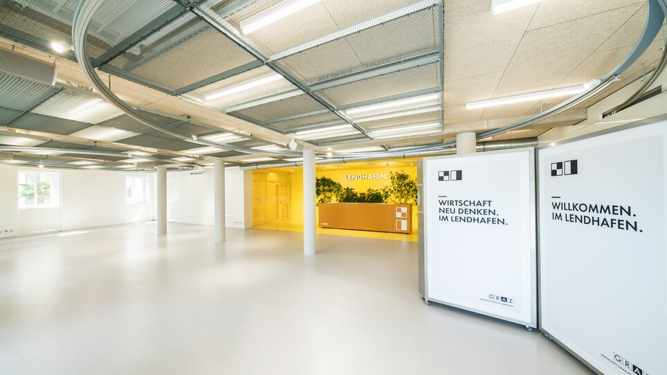 Moderne Eventlocation im Lendhafen mit flexibler Anordnung, hohen Decken und viel Licht. Ideal für Konferenzen und Networking. | © Lupi Spuma