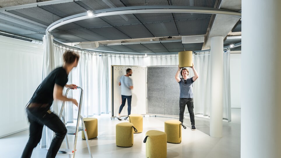 Ein moderner Eventraum im Lendhafen mit flexiblen Möbeln. | © Lupi Spuma