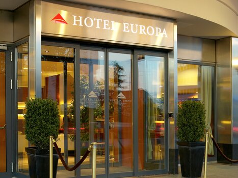 Entrance with glass door panels at the Hotel Europa in Graz | © Austria Trend Hotel Europa Graz