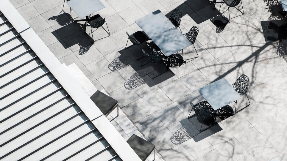 Moderne Kaffeeterrasse mit schattigen Plätzen am Augarten Art Hotel. | © Augarten Art Hotel