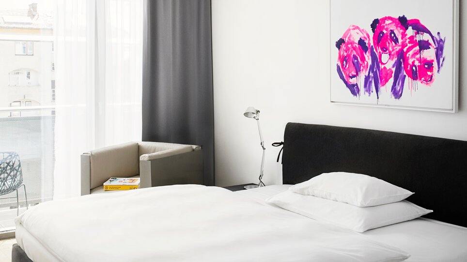 Helles Zimmer im Augarten Art Hotel mit modernem Kunstwerk. | © Augarten Art Hotel