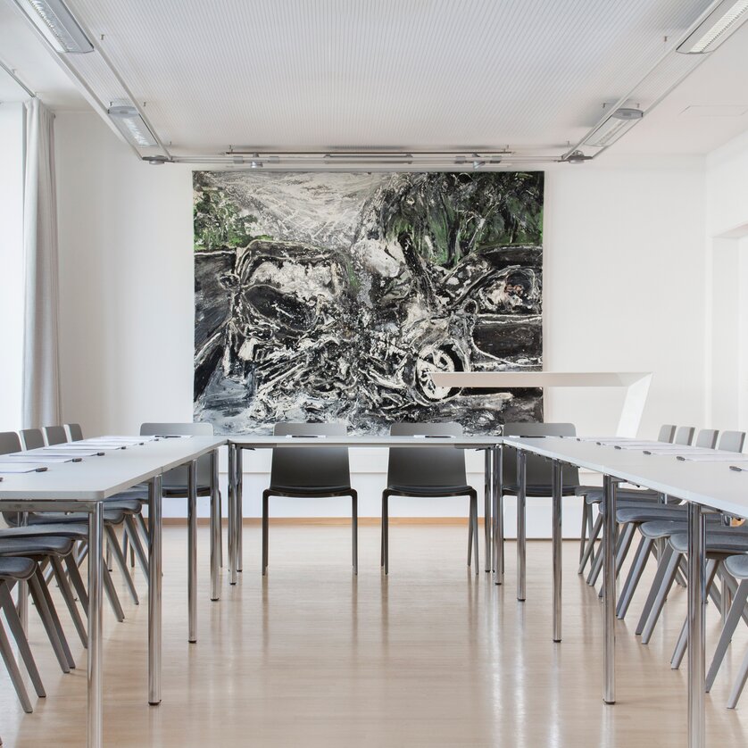Konferenzraum im Augarten Art Hotel mit abstrakter Kunst und Business-Infrastruktur. | © Augarten Art Hotel