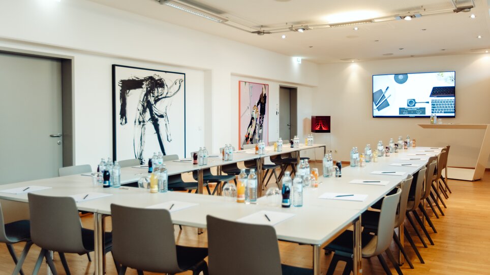 Konferenzraum im Augarten Art Hotel mit abstrakter Kunst und Business-Infrastruktur. | © Kyrillos Mikhail