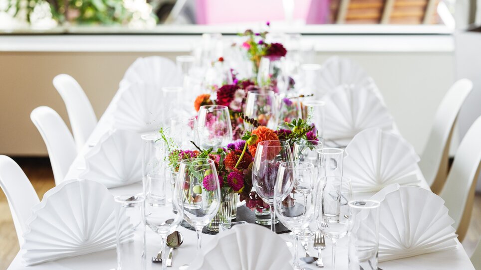 Festlich dekorierter Tisch mit Blumenarrangement im Hotel Daniel Graz. | © Florian Weitzer Hotels & Restaurants