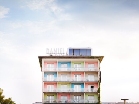 Das Hotel Daniel Graz zeigt moderne Architektur mit einem bunten Fassadendesign. | © Florian Weitzer Hotels & Restaurants