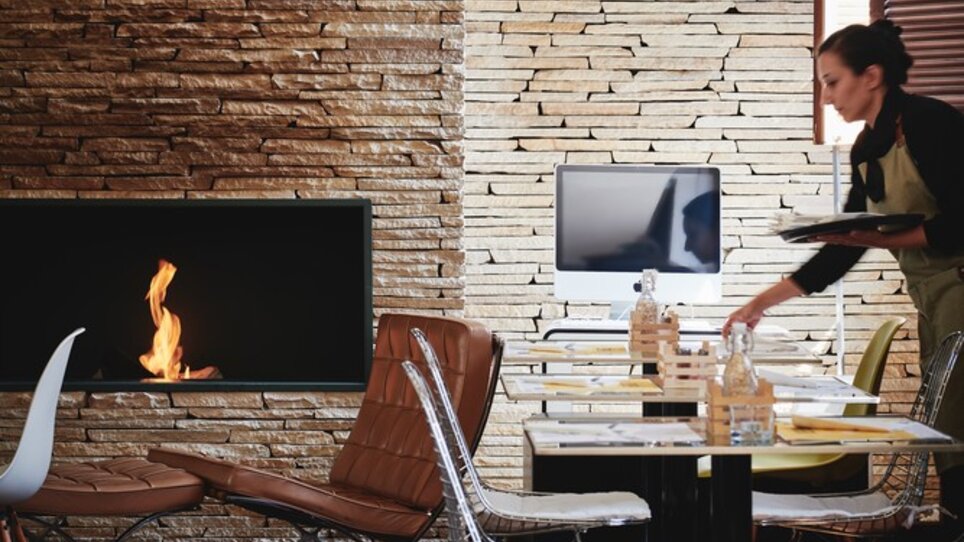 Eine elegante Szene im Hotel Daniel Graz mit einer Serviererin. | © Florian Weitzer Hotels & Restaurants