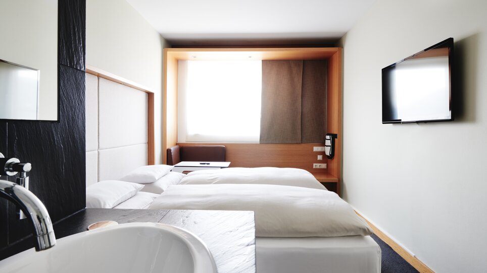 Stylisches Zimmer im Hotel Daniel Graz mit zwei Betten und TV. | © Florian Weitzer Hotels & Restaurants