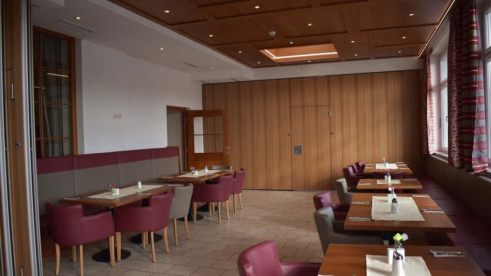 Ein einladendes Restaurant mit eleganten Tischen und Stühlen im Hotel Der Stockinger. | © Der Stockinger