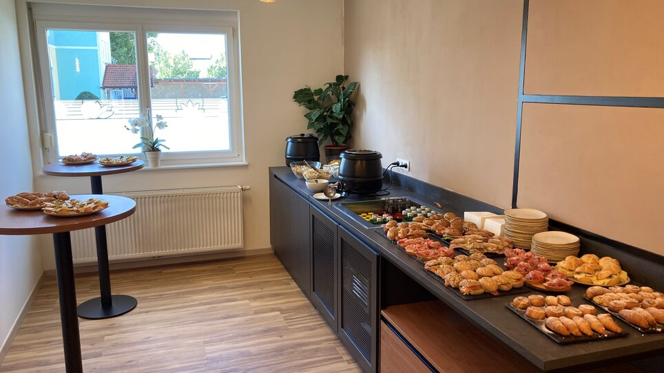 Vielfältige Speisen und Getränke im Tagungsbereich des Hotels Der Stockinger. | © Der Stockinger