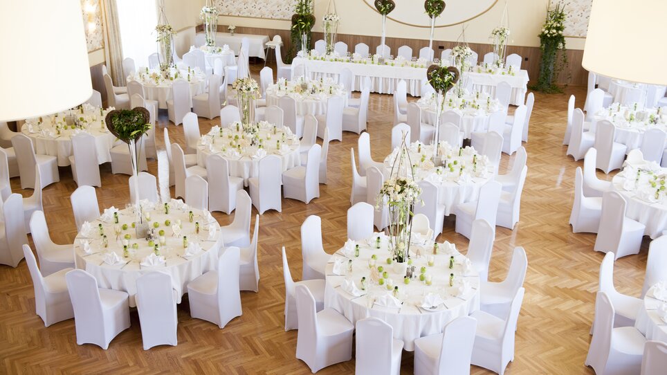 Wedding or event decoration featuring white chairs and flowers at Hotel-Gasthof Pendl. | © Thomas Wasle