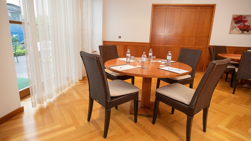 Modern meeting room at Hotel Gollner with stylish chairs and table. | © Hotel Gollner