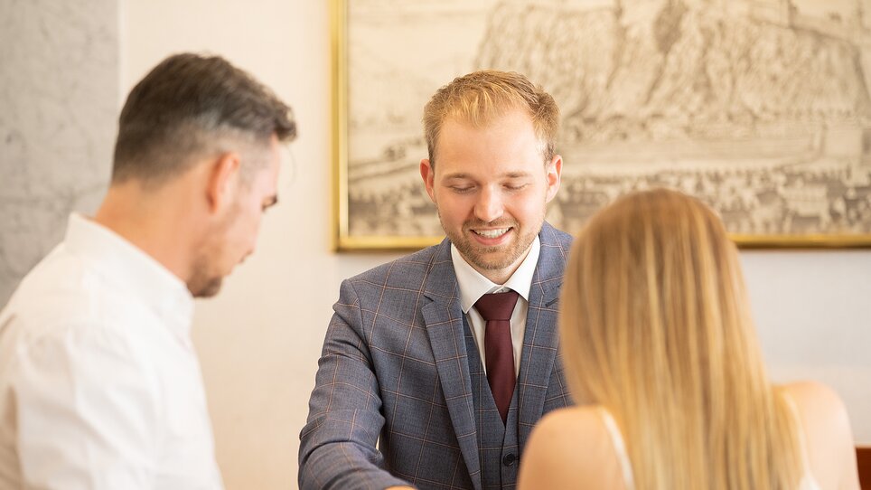Receptionist and guests at the check-in counter of Hotel Gollner. | © Hotel Gollner