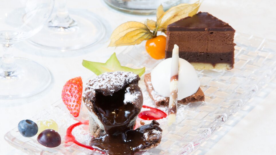 Ein köstliches Dessert-Arrangement mit Schokoladenkuchen, Früchten und Eiscreme. | © Hügellandhof