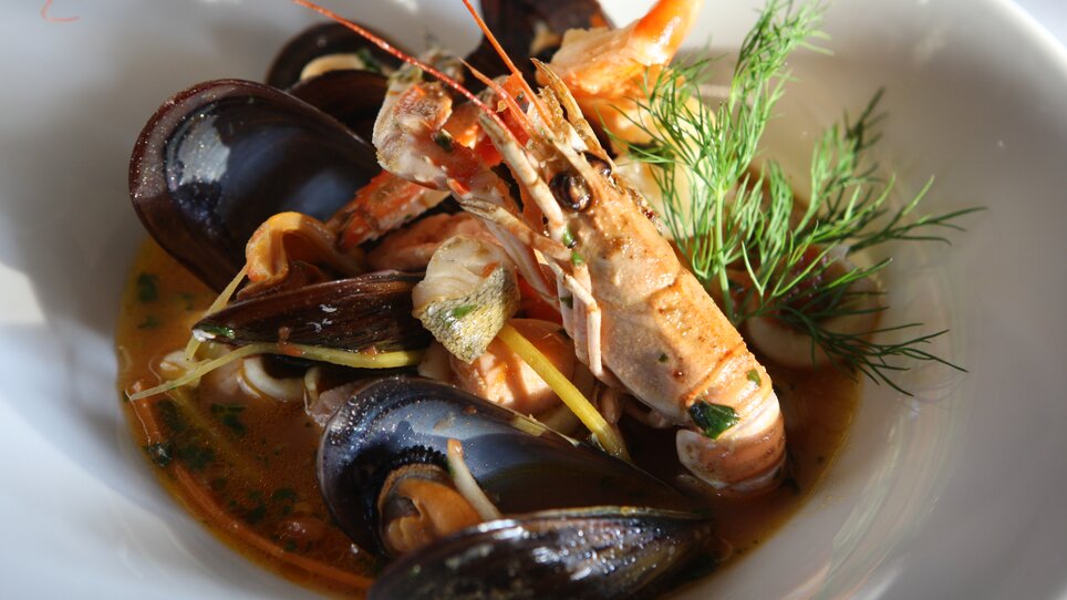 Ein köstliches Gericht mit Muscheln, Garnelen und Dill in einer würzigen Brühe im Hügellandhof. | © Hügellandhof