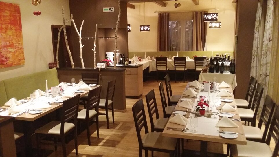 Innenansicht des Hügellandhof Restaurants mit Tischen und Stühlen. | © Hügellandhof