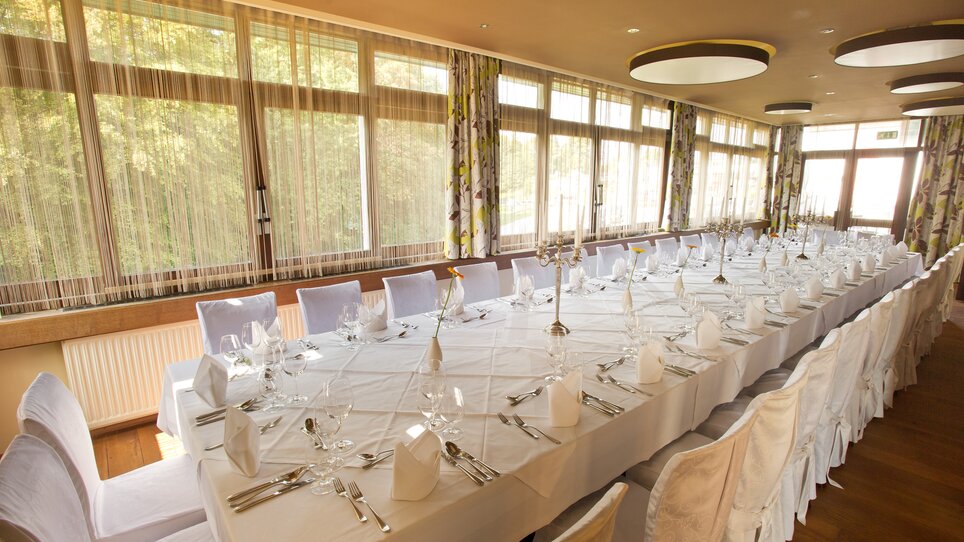 Ein festlich gedeckter Tisch für eine Veranstaltung im Hügellandhof. | © Hügellandhof