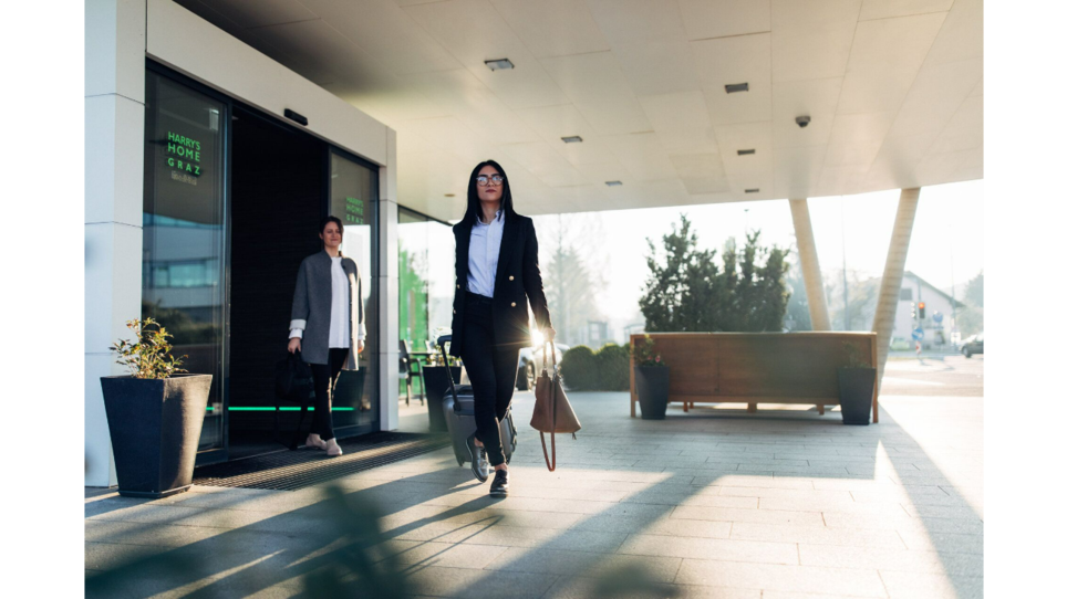 Two people exchanging at harry's home Hart bei Graz. | © harry’s home hotels - Daniel Zangerl